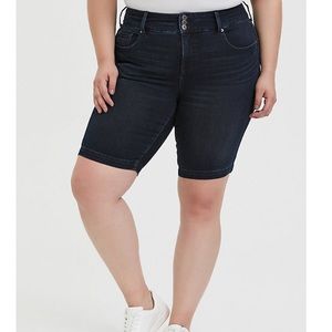 Torrid Bermuda jegging shorts premium stretch